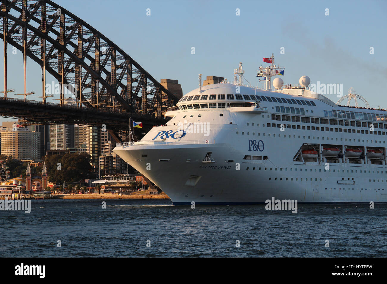 P&O Pacific gioiello crociera in arrivo con il Sydney Harbour Bridge sfondo, Australia Foto Stock