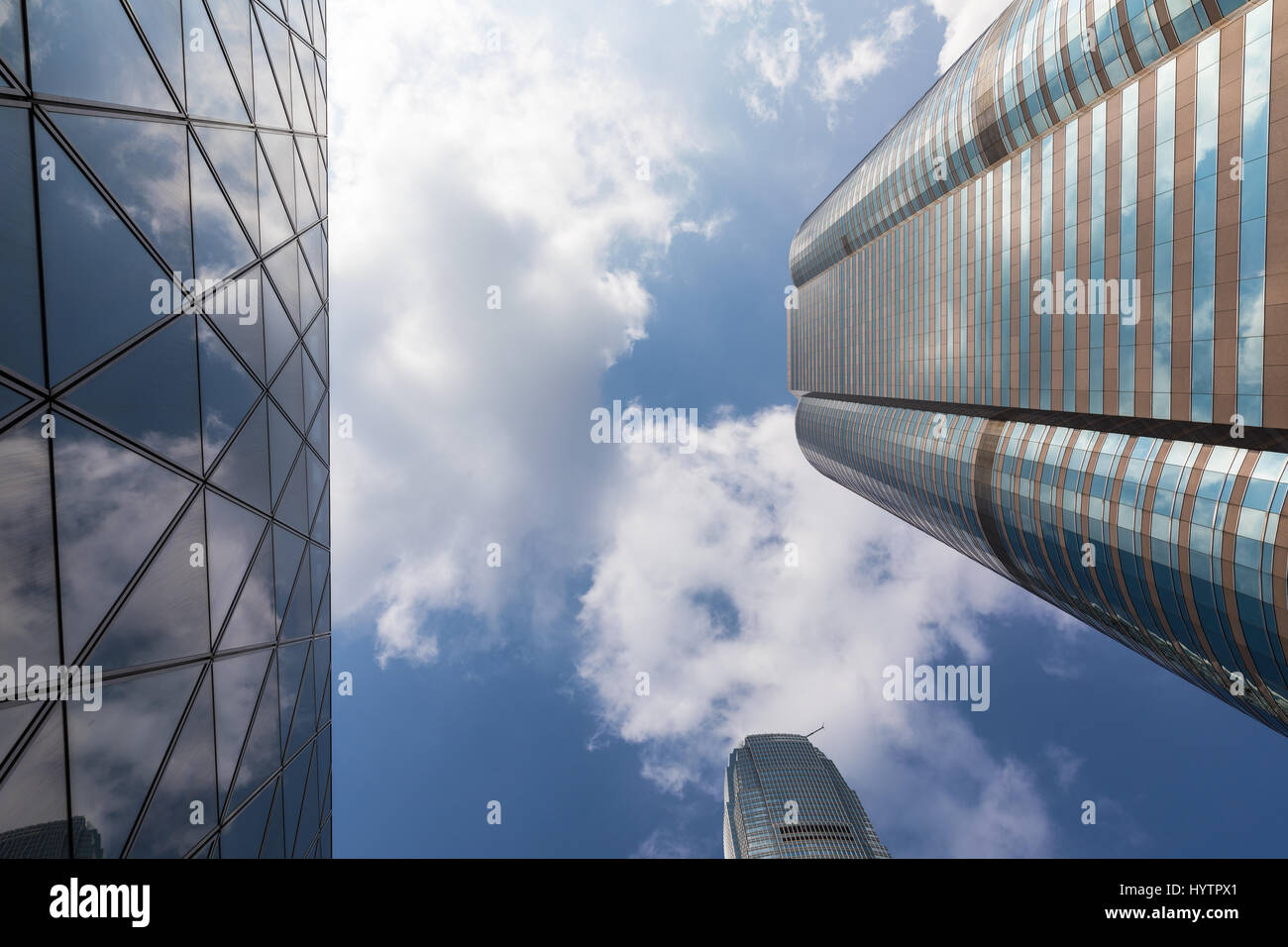 Immagini di IFC, l'edificio più alto di Hong Kong sull'isola. Riflessioni dell'edificio catturata su un raro cielo blu chiaro Giorno in Hong Kong. Foto Stock
