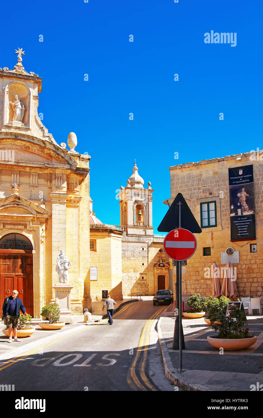 Rabat, Malta - Aprile 4, 2014: persone presso la chiesa di Saint Paul a Rabat, isola di Malta Foto Stock