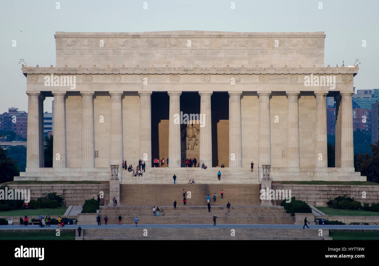 I visitatori piu piccolo di vita sui gradini del Lincoln Memorial a Washington DC. Foto Stock