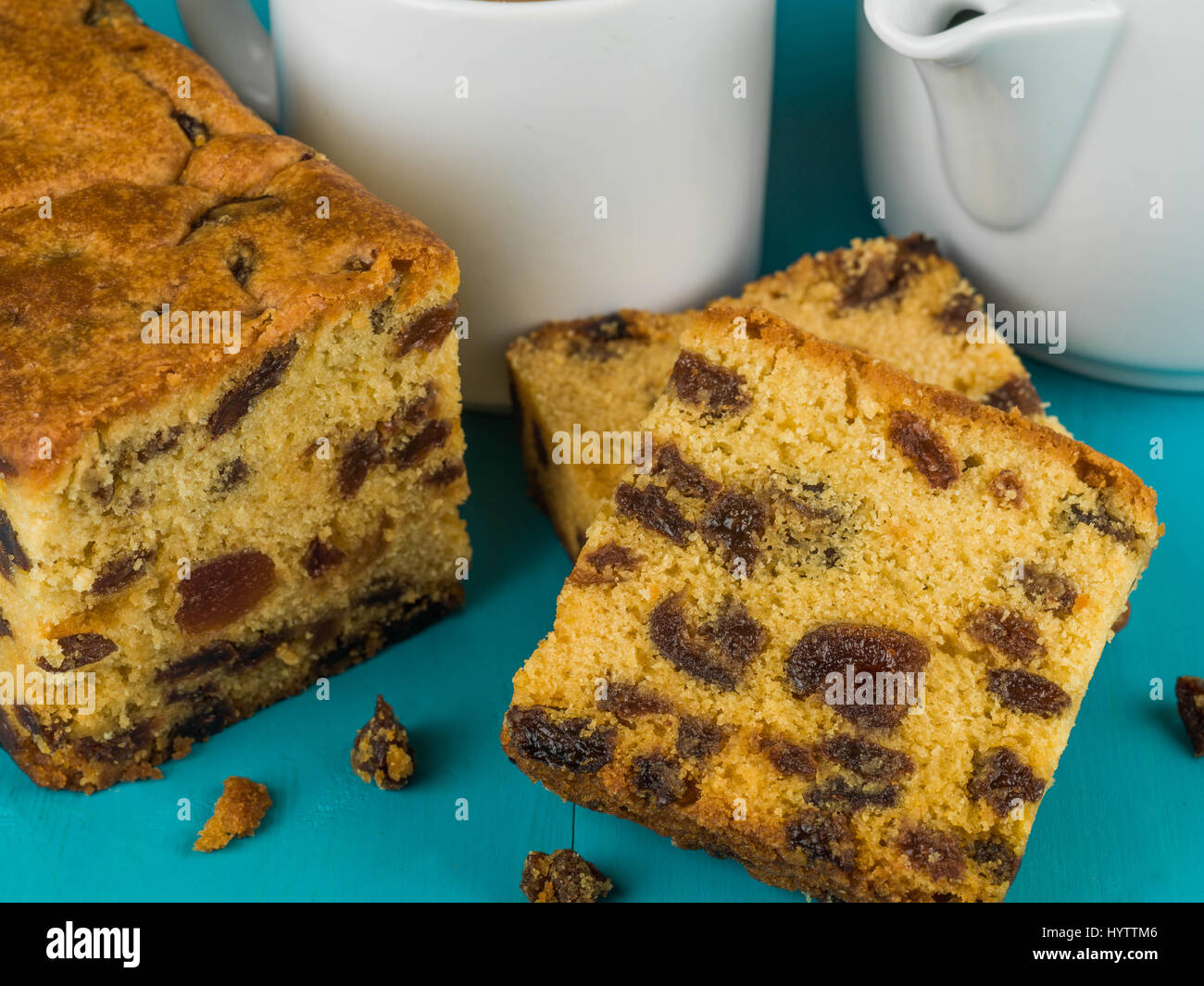 Fette di ciliegia torta alla frutta con tè o caffè contro uno sfondo blu Foto Stock