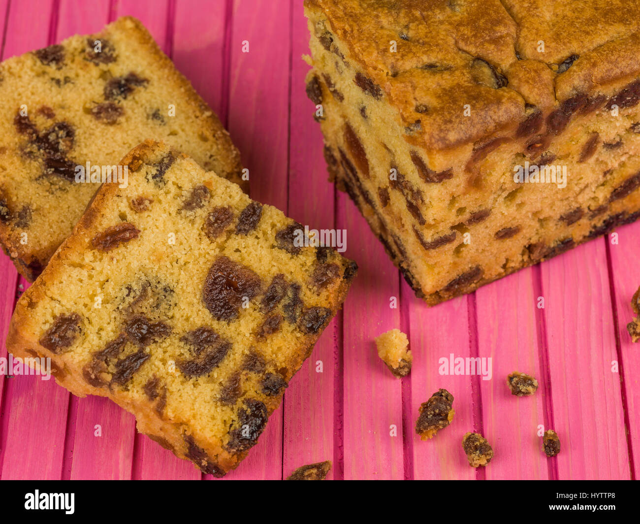 Fette di ciliegia torta alla frutta con tè o caffè contro un backgroud rosa Foto Stock