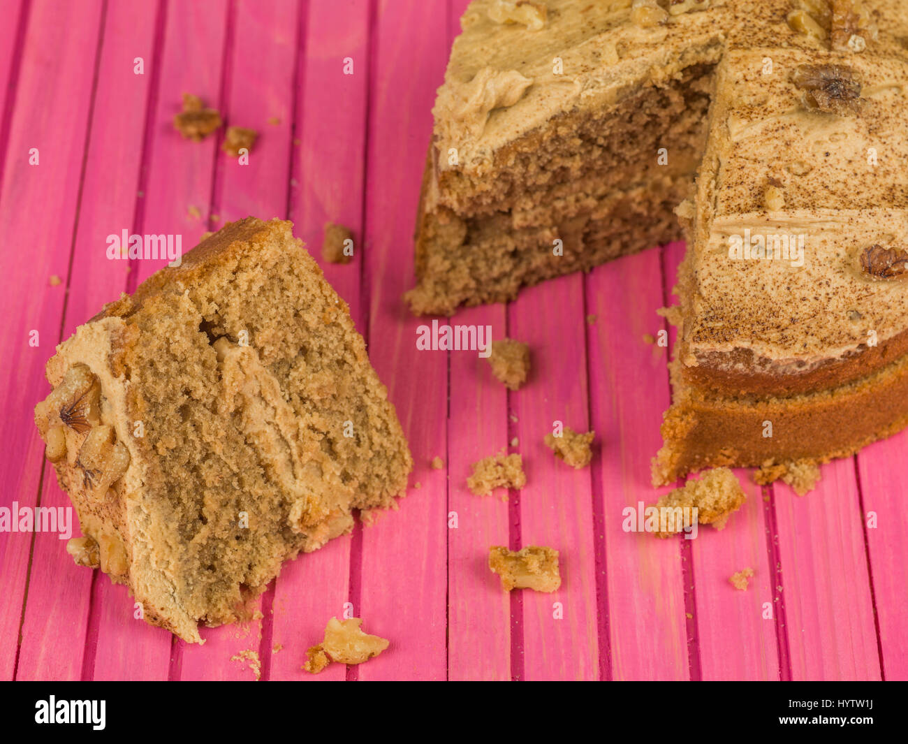 Cotta caffè e torta di noci contro un sfondo rosa Foto Stock