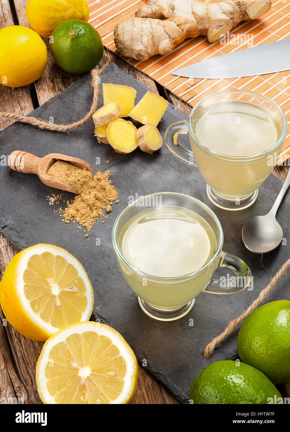 Bere con zenzero e limone sul nero ardesia. Foto Stock