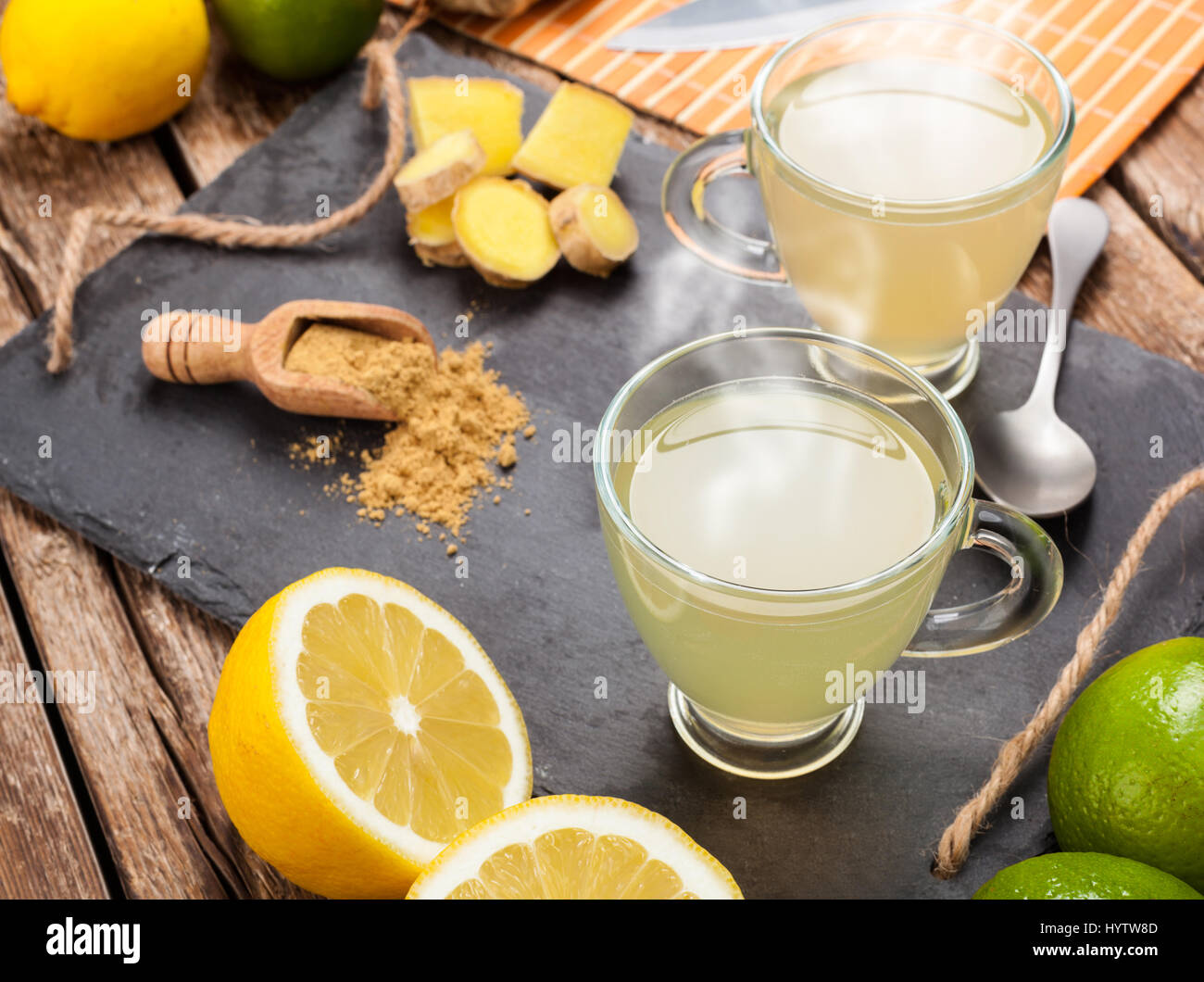 Bere con zenzero e limone sul nero ardesia. Foto Stock
