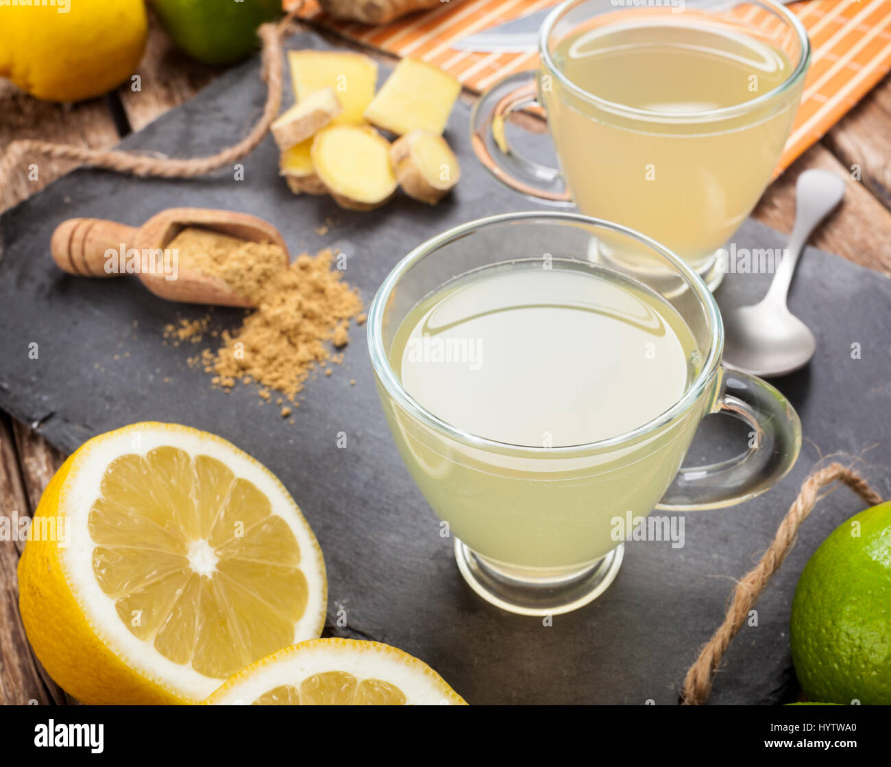 Bere con zenzero e limone sul nero ardesia. Foto Stock