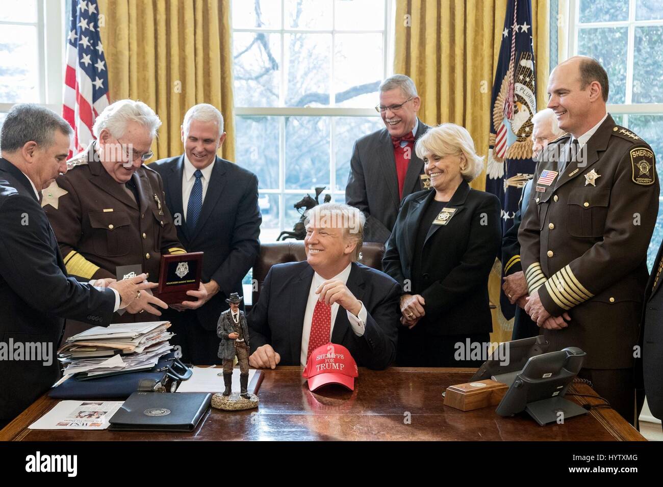 U.S presidente Donald Trump condivide un ridere con sceriffi provenienti da tutto il paese nel corso di una sessione di ascolto nell'Ufficio Ovale della Casa Bianca il 7 febbraio 2017 a Washington, DC. In piedi dietro il presidente è Vice Presidente Mike Pence. Foto Stock