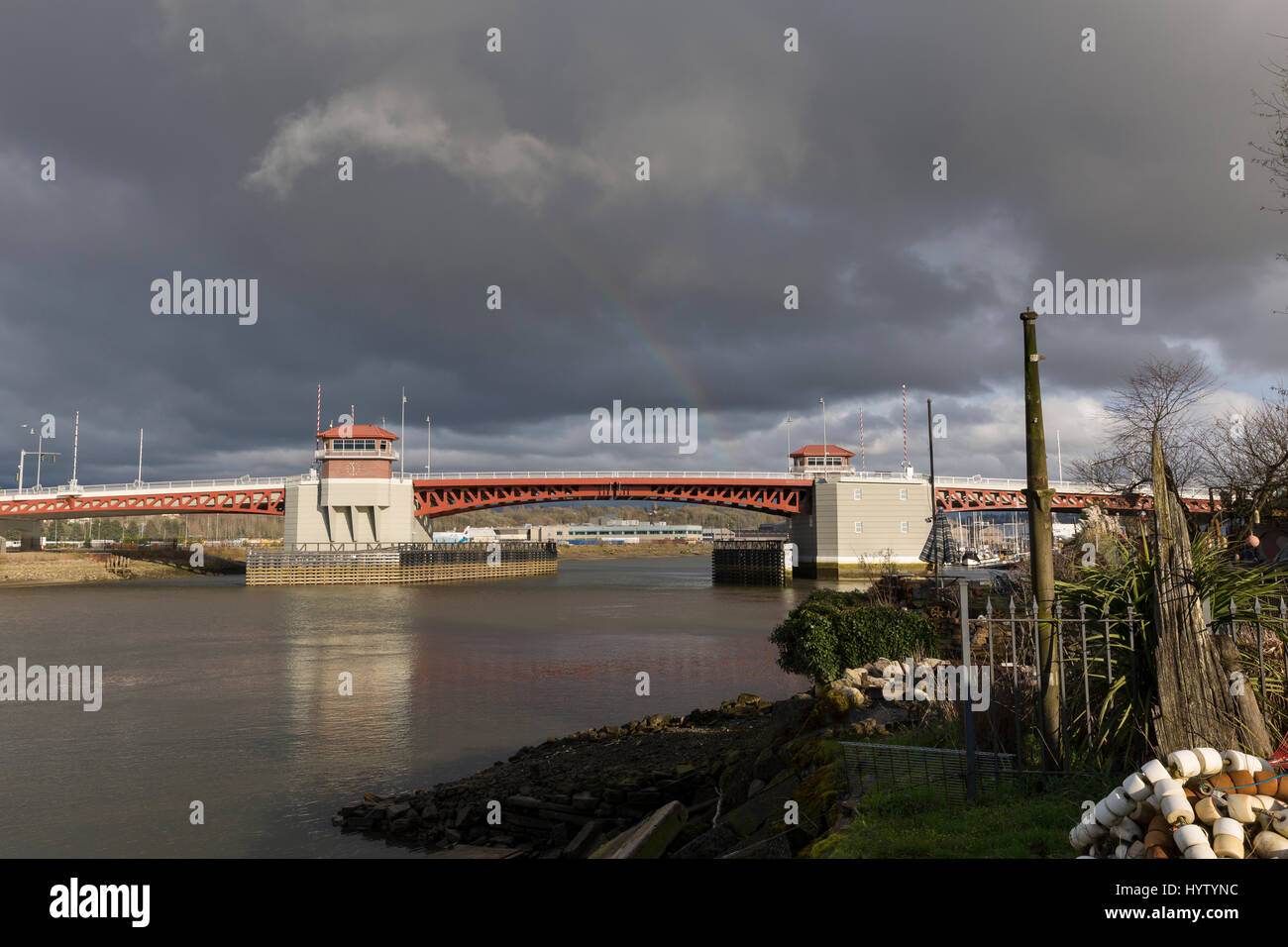 Seattle, Washington: un arcobaleno sorge sopra il South Park Bridge come una tempesta passa. Il doppio-foglia di ponte mobile si connette a sud del parco business principale Foto Stock