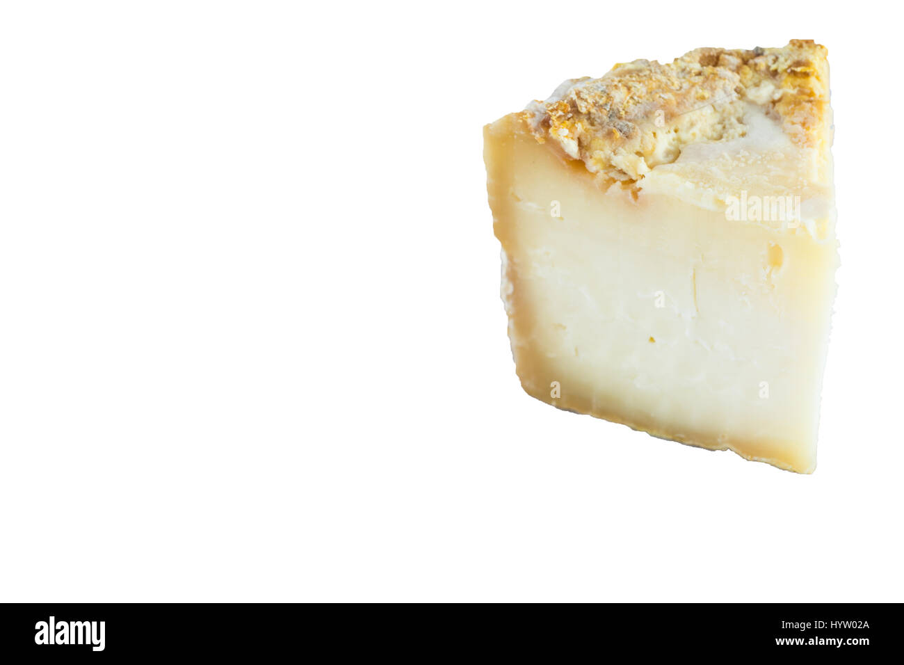 Fetta di formaggio a pasta dura, latte di capra, frost crosta, di trattamento attraverso un apposito stampo del genere Penicillium, come Penicillium camemberti. Morbide tipiche Foto Stock