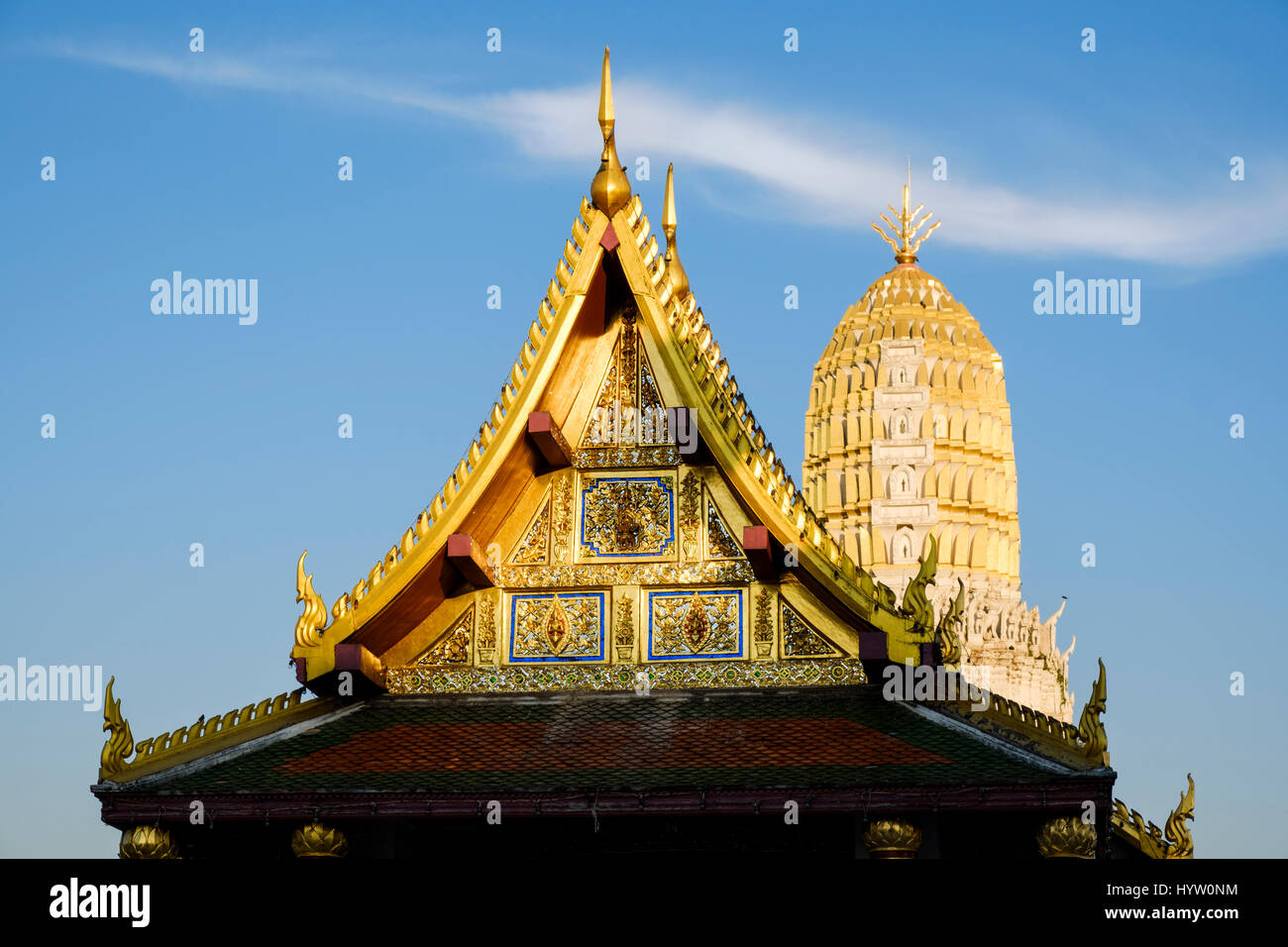 Il tetto del salone principale (in primo piano) e Khmer-style prang (stupa, sfondo) di Wat Phra Si Rattana Mahathat (o Wat Yai), Phitsanulokb, Thailandia. Foto Stock