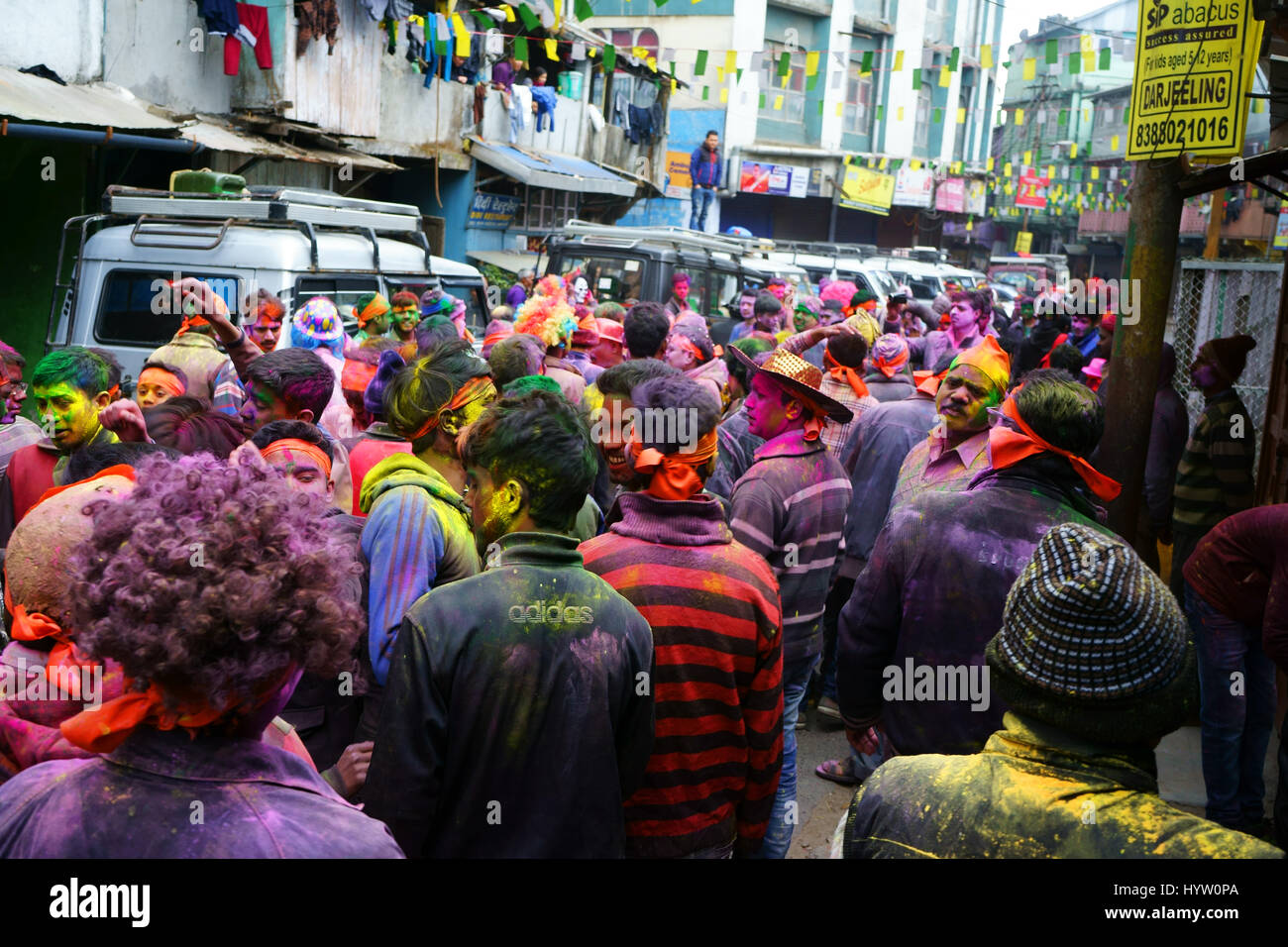 La gente celebra Holi, Darjeeling, India Foto Stock