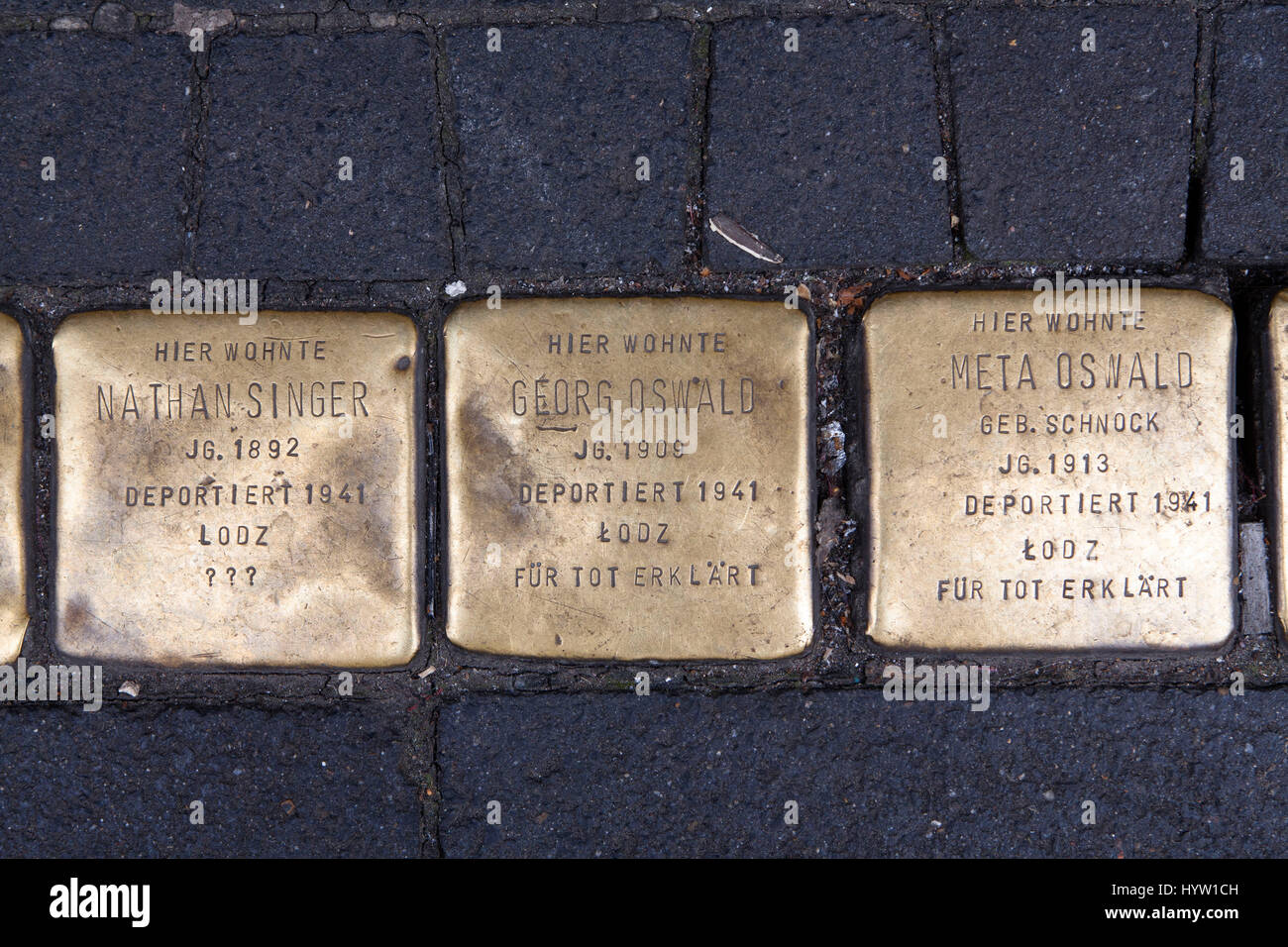 Germania, Colonia, Stolpersteine (pietre di inciampo) dall'artista Gunter Demnig. Le pietre commemorare le vittime del Nazionalsocialismo nazista (tempo). Foto Stock