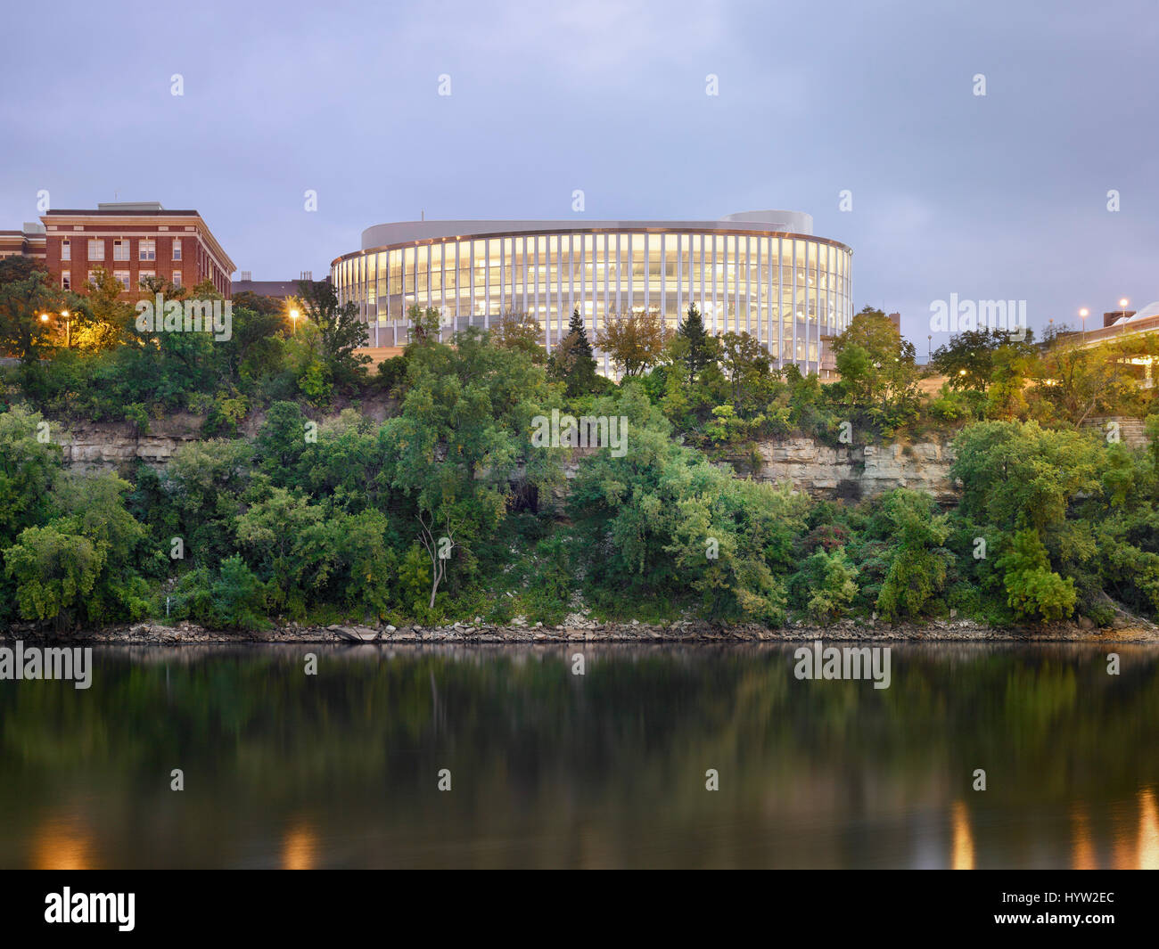 Esterno il crepuscolo vista da ovest del fiume Mississippi in primo piano. Università del Minnesota, Bruininks Hall (STSS), Minneapolis, Stati Uniti. Ar Foto Stock