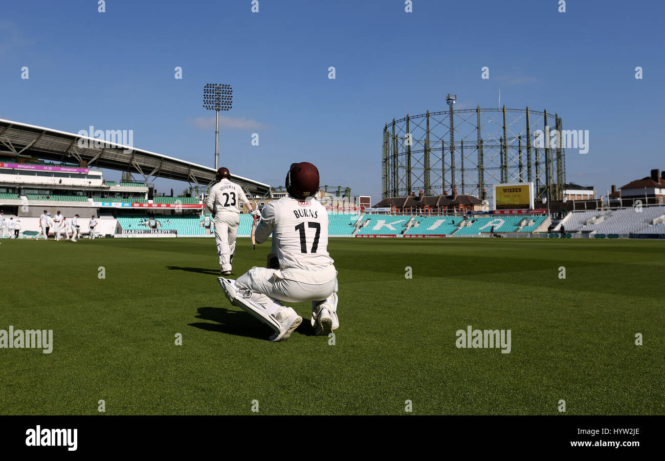 Surrey's Rory Burns e Mark Stoneman a piedi durante il giorno una delle Specsavers County Cricket campionati, Divisione uno corrisponde al ovale, Londra. Foto Stock