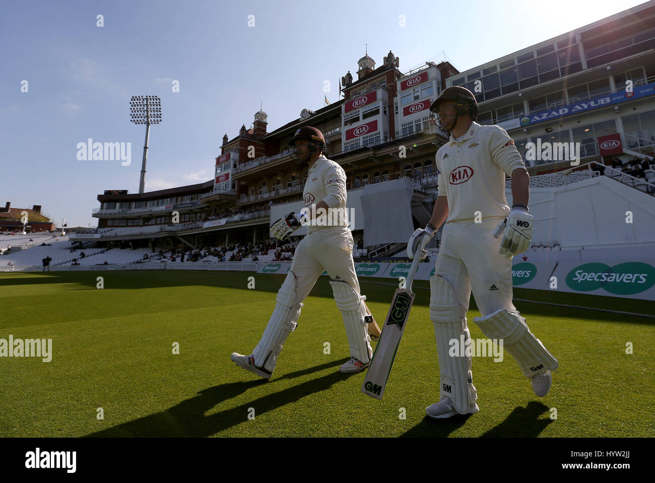 Surrey's Rory Burns e Mark Stoneman a piedi durante il giorno una delle Specsavers County Cricket campionati, Divisione uno corrisponde al ovale, Londra. Foto Stock