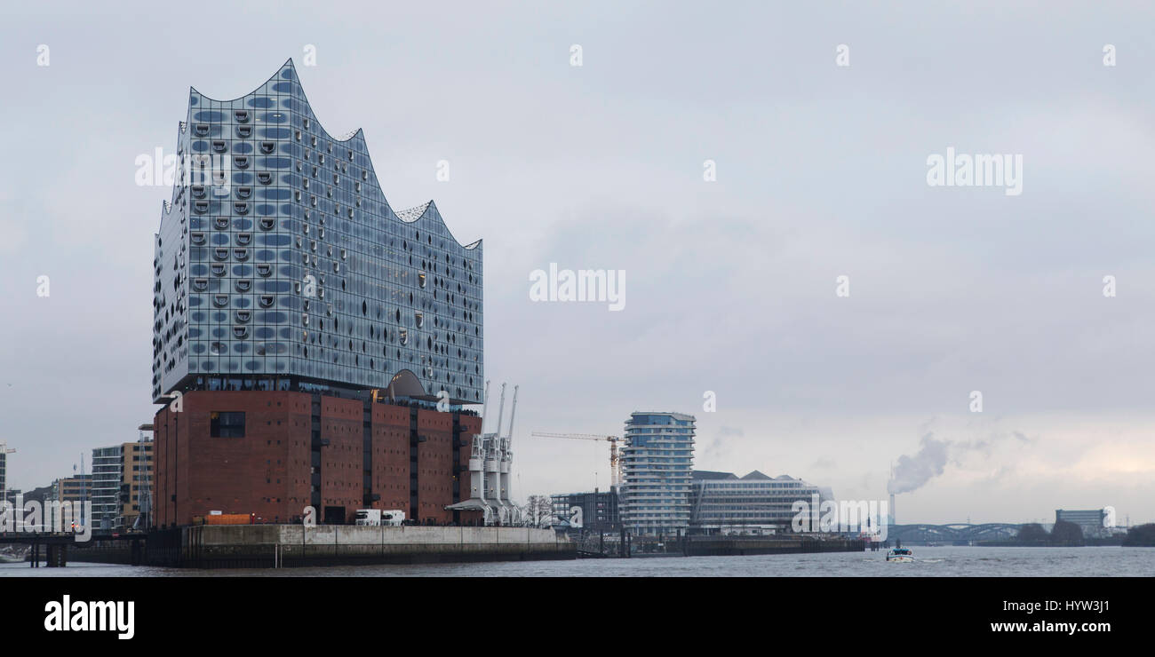 La Elbphilharmonie di Amburgo, Germania. L'edificio multifunzionale nel quartiere di HafenCity della città mantiene un hotel, palazzi, un eleva Foto Stock