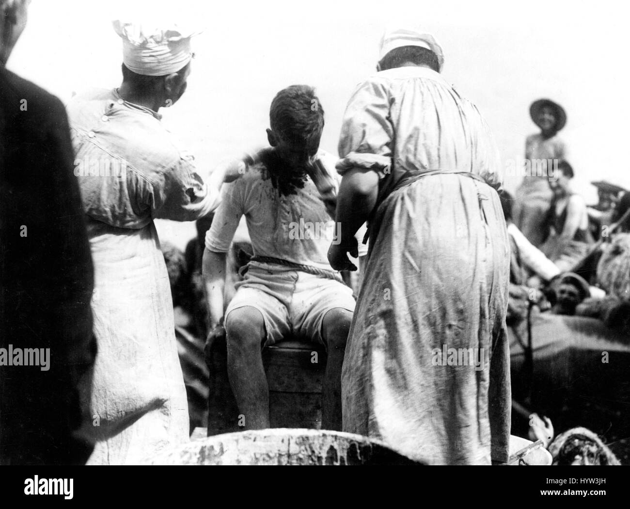 Lord Louis Mountbatten nel Barbiere di sedia appena prima di essere spinto in acqua durante l' attraversamento della linea' cerimonia on board HMS Renown, durante il Principe di Galles tour di Australia e Nuova Zelanda. Foto Stock