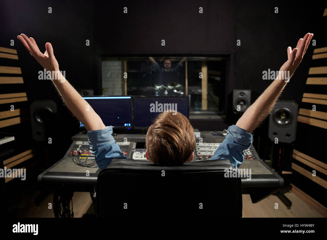 Man a console di miscelazione in music studio di registrazione Foto Stock