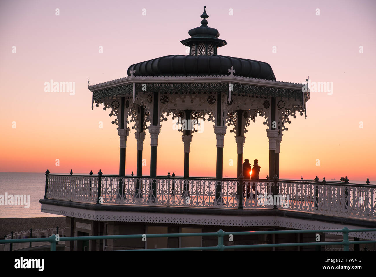 Il 1 dicembre del 2016, Brighton, Regno Unito. Persone watchiong il tramonto da Brighton Bandstand Foto Stock