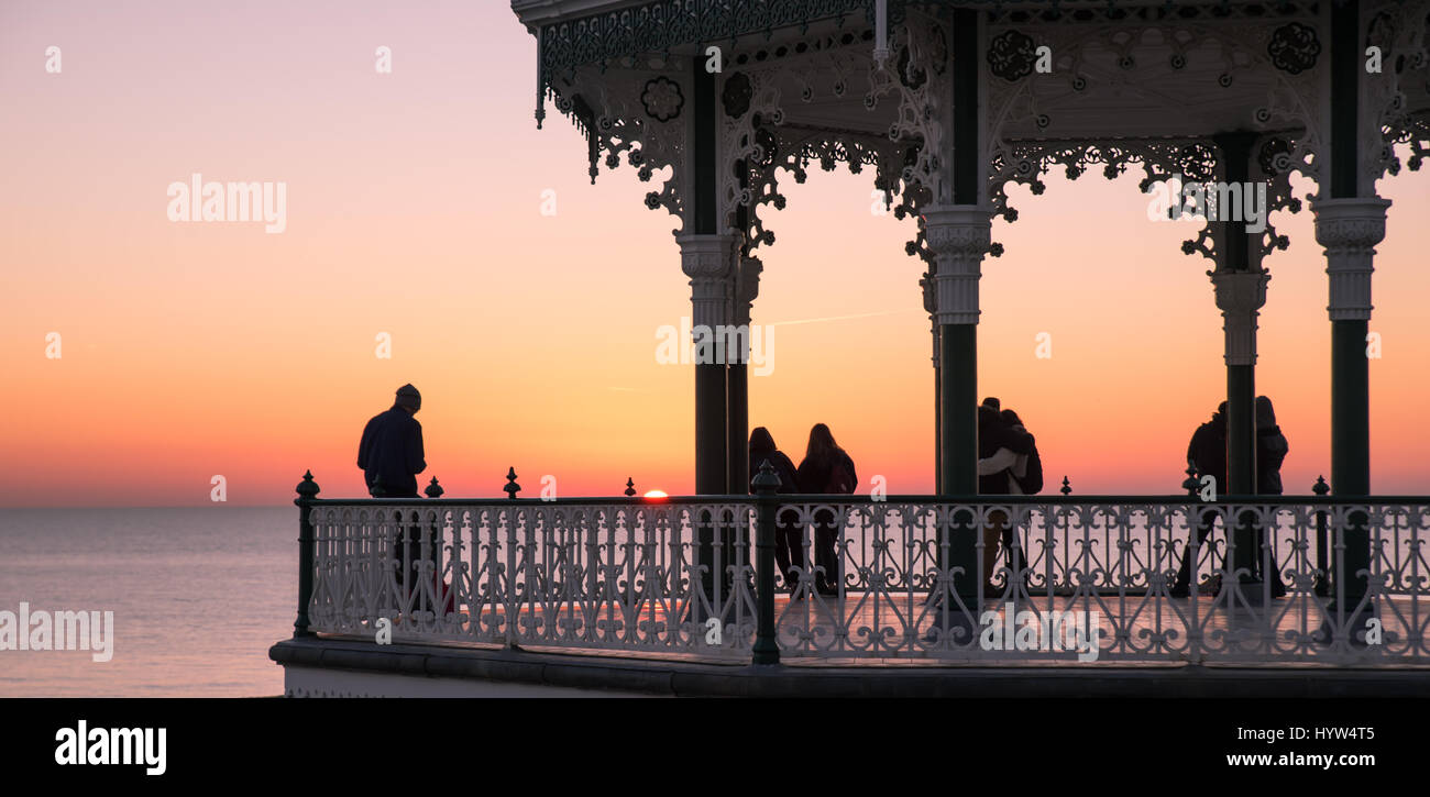 Il 1 dicembre del 2016, Brighton, Regno Unito. Persone watchiong il tramonto da Brighton Bandstand Foto Stock