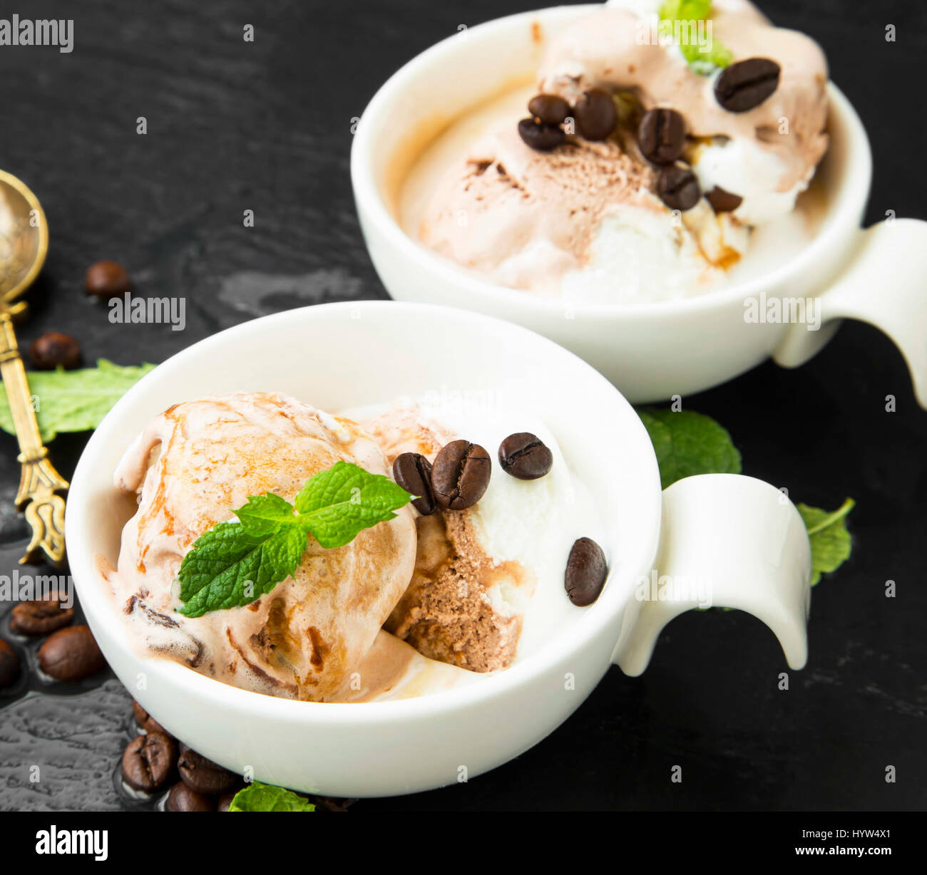 Il caffè e il gelato alla vaniglia sessole in tazze con foglie di menta Foto Stock