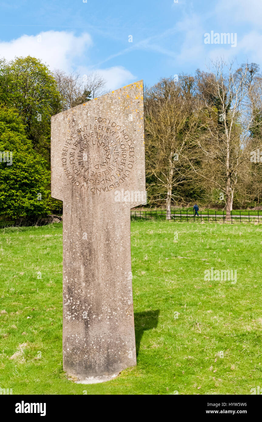 Una delle pietre nel millennio cerchio di pietra a Gatton Park - vedere i dettagli nella descrizione. Foto Stock
