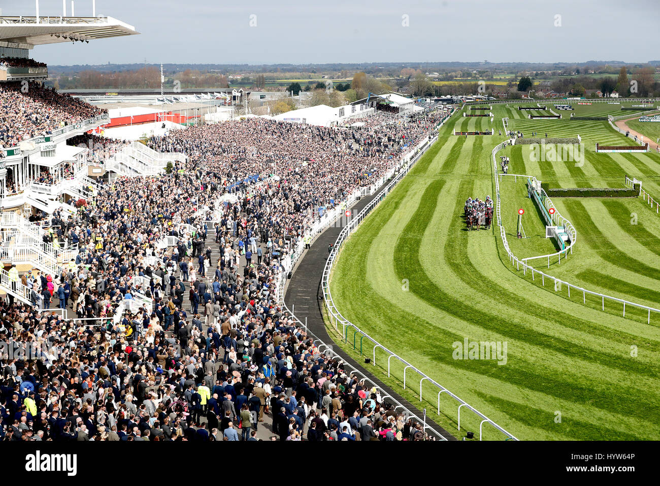 Guide e piloti in azione durante la Alder Hey bambini Handicap carità ostacolo sul Signore giorno della sanità Randox Grand National Festival presso l'Aintree Racecourse. Foto Stock