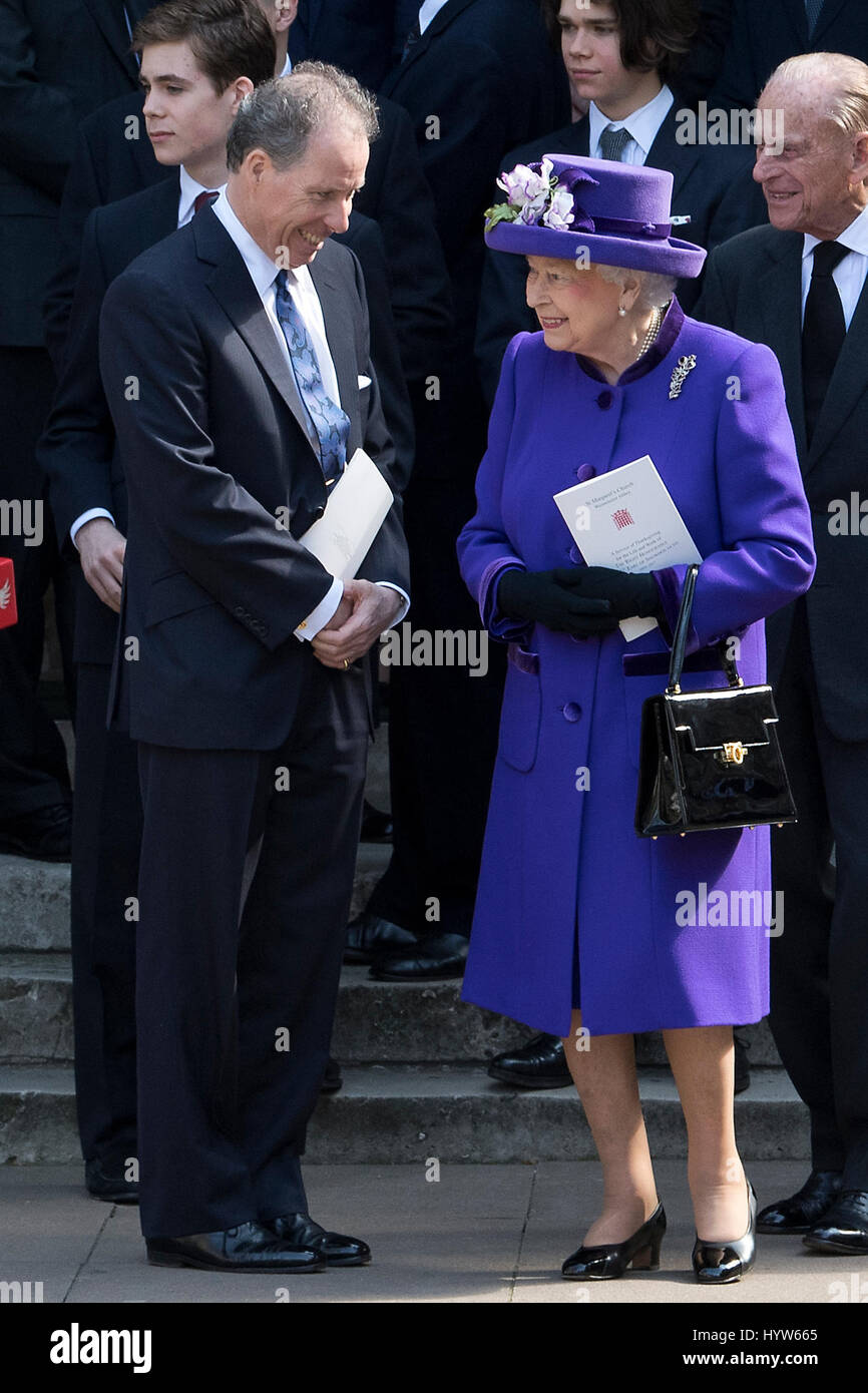 La regina Elisabetta II e David Armstrong-Jones lasciare dopo un servizio di ringraziamento per il Lord Snowdon nella chiesa di St Margaret, l Abbazia di Westminster a Londra centrale. Foto Stock