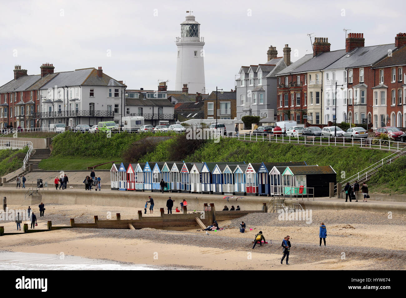 Le persone godono di spiaggia lungo il mare a Southwold, Suffolk, come vacanze di Pasqua le temperature di molla per altezze di summertime questo fine settimana con il giorno più caldo dell'anno dovrebbe arrivare sulle coste inglesi. Foto Stock