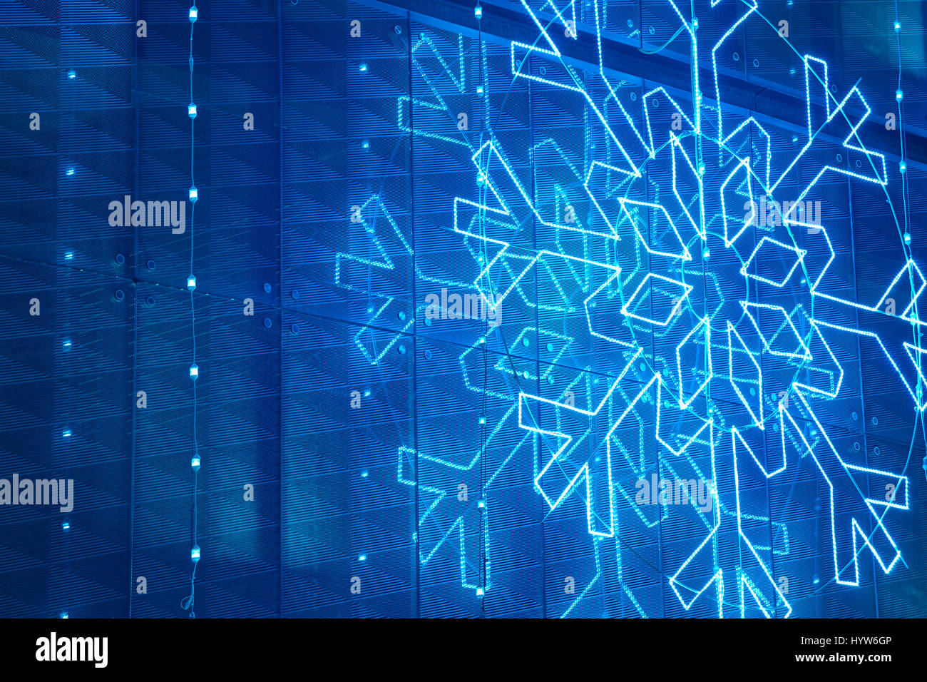 Le luci di natale decorazione su una facciata di edificio in tonalità blu. Posizione orizzontale Foto Stock