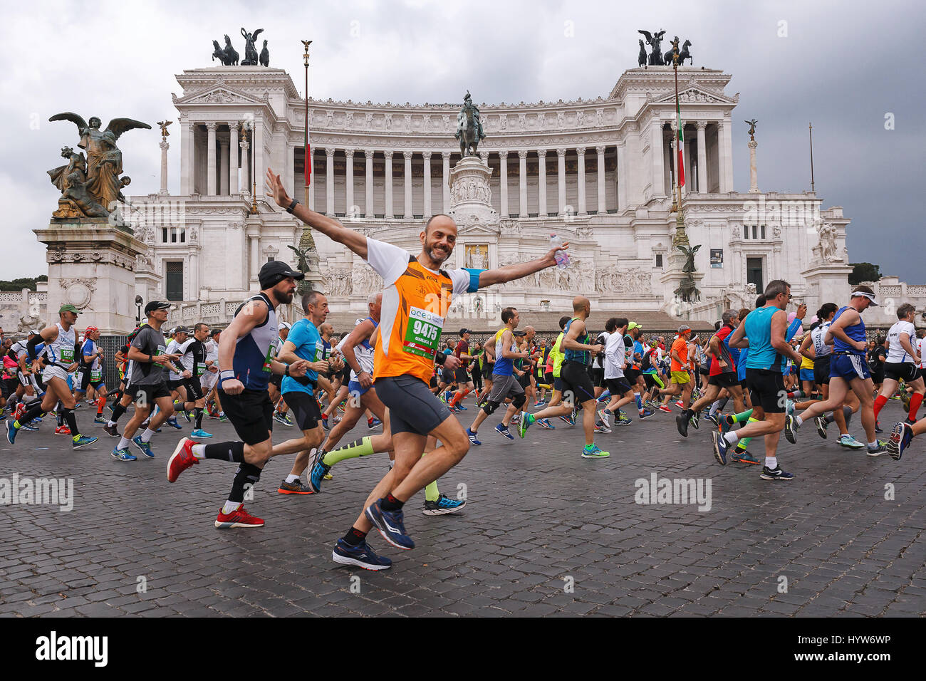 Roma, Italia - 2 Aprile 2017: atleti partecipanti alla XXIII MARATONA DI ROMA passano attraverso il circuito di strada passando davanti all altare della casa Foto Stock