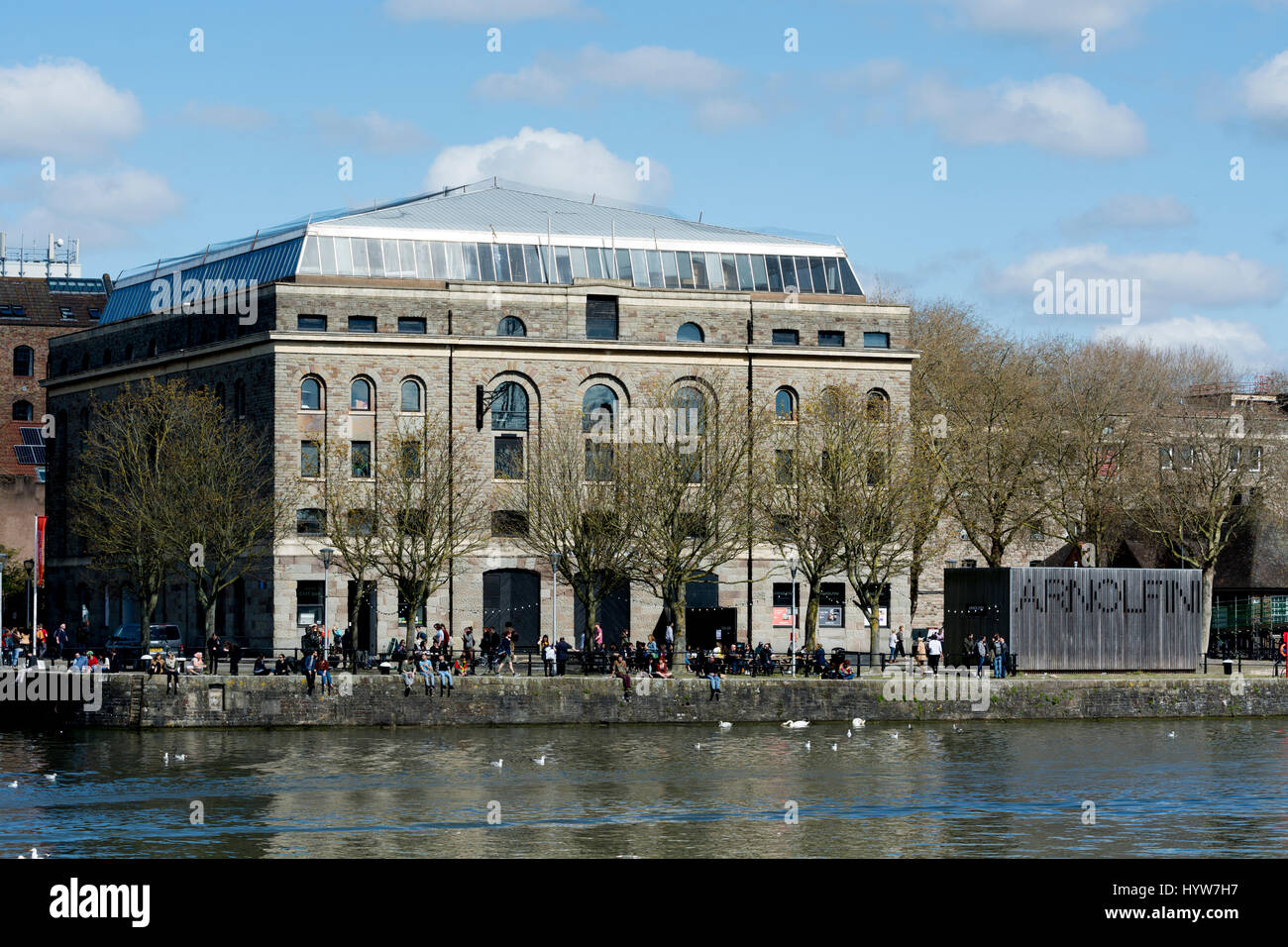 La Arnolfini si vede attraverso la Floating Harbour, Bristol, Regno Unito Foto Stock