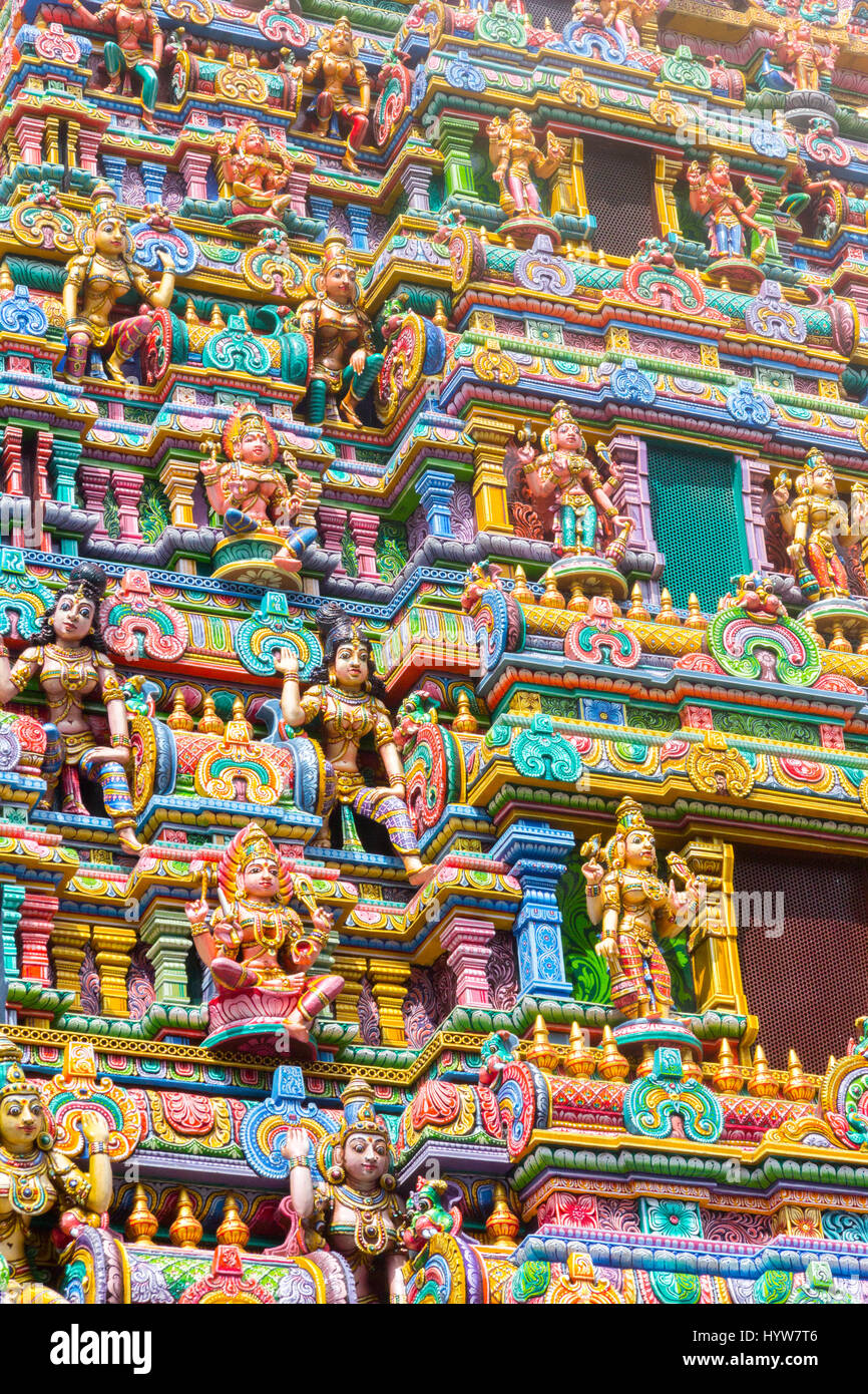 Le immagini scolpite sulla gopura (torre) del Maha Sri Mariamman Temple, un Tamil Hindi tempio situato in Silom Road, Bangkok, Thailandia Foto Stock