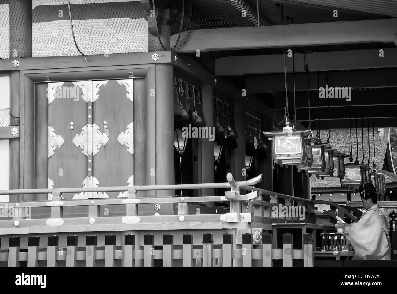 Giappone, Kyoto - Tempio di Kiyomizu, Distretto di Kansai, Giapponese monaco pregando (bianco e nero) Foto Stock