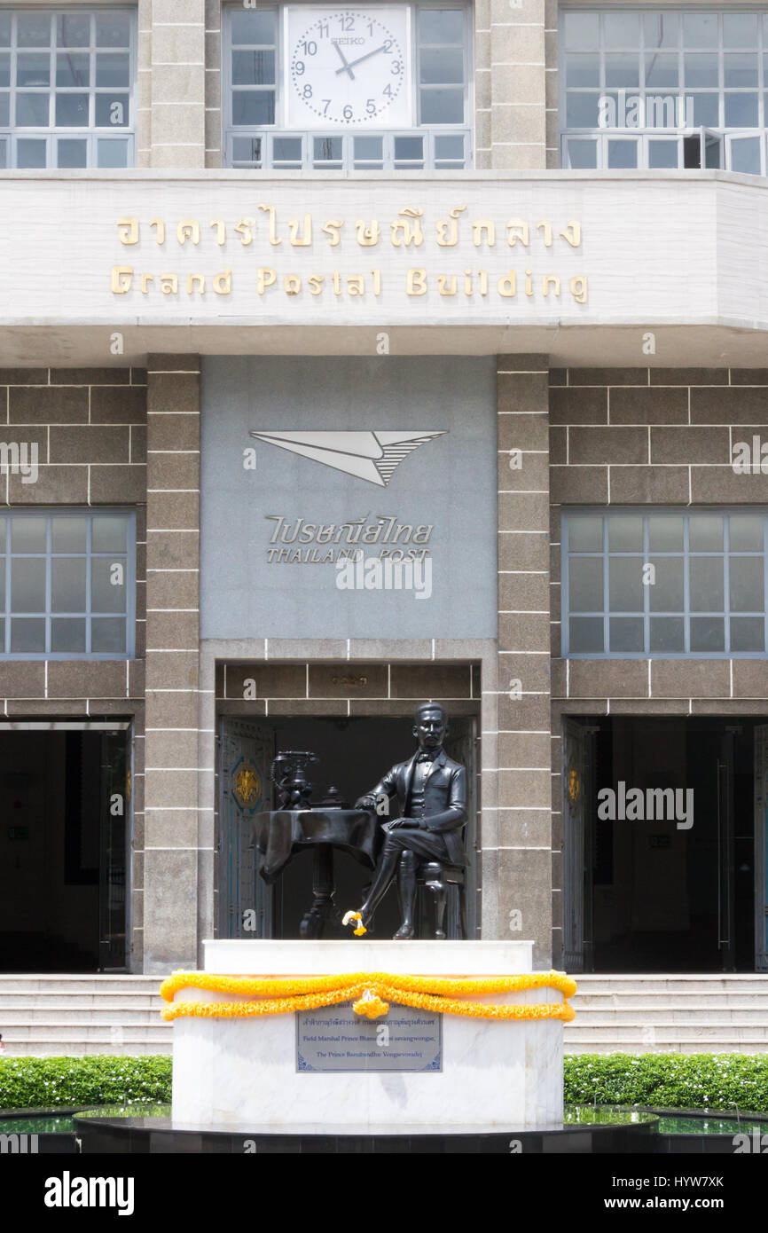 Statua del feldmaresciallo principe Bhanurangsi Savangwongse al di fuori del grande edificio postale sulla Charoen Krung Road, Bangkok, Thailandia Foto Stock