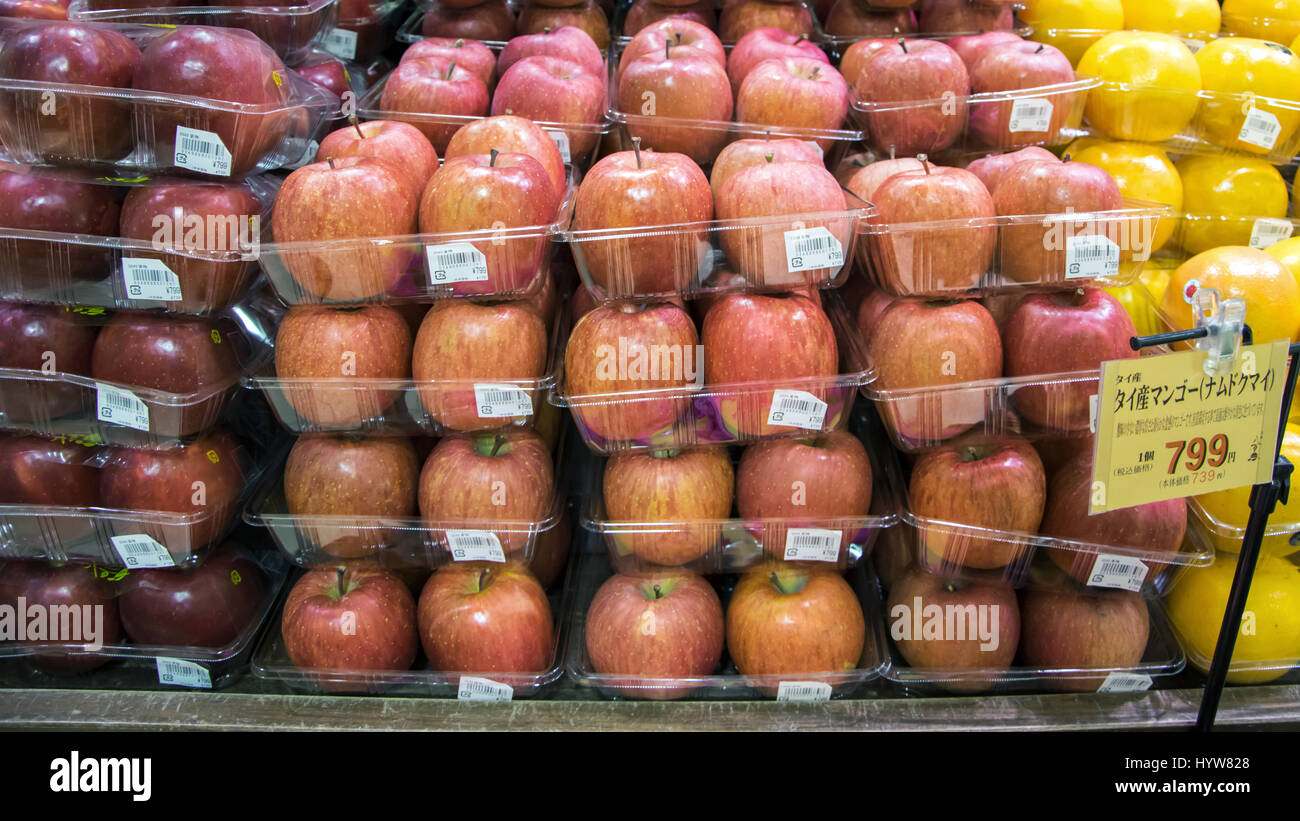 Osaka, Giappone - 18 Aprile 2016 : le mele su una scatola di plastica con il Giapponese cartellino del prezzo in un negozio Foto Stock