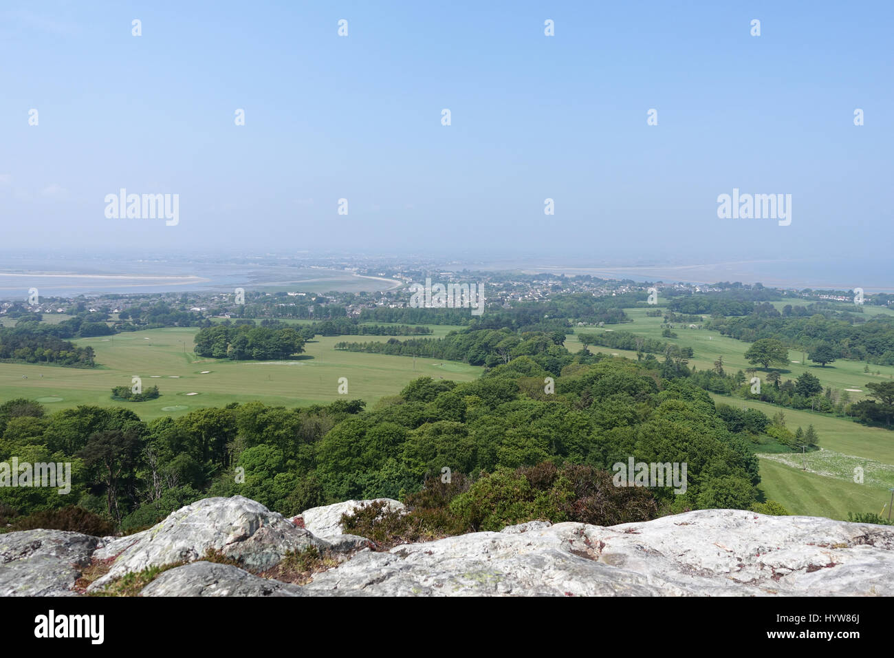 Dublin, Irlanda - 29 maggio 2016. Vista dalla cima della collina del castello di cervo e Spiaggia di Howth Foto Stock