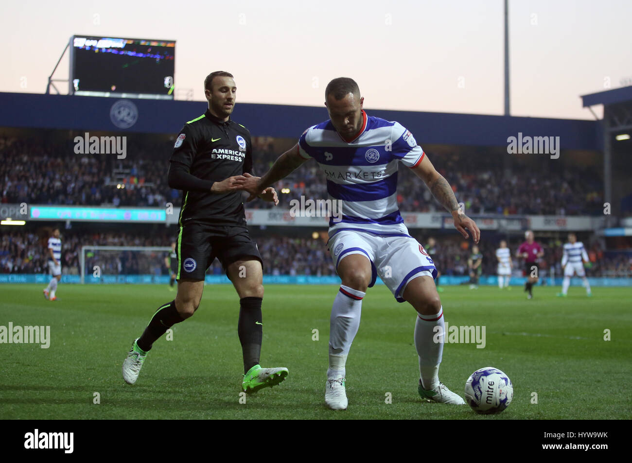 Brighton & Hove Albion's Glenn Murray (sinistra) e Queens Park Rangers' Joel Lynch battaglia per la sfera durante il cielo di scommessa match del campionato a Loftus Road, Londra. Foto Stock
