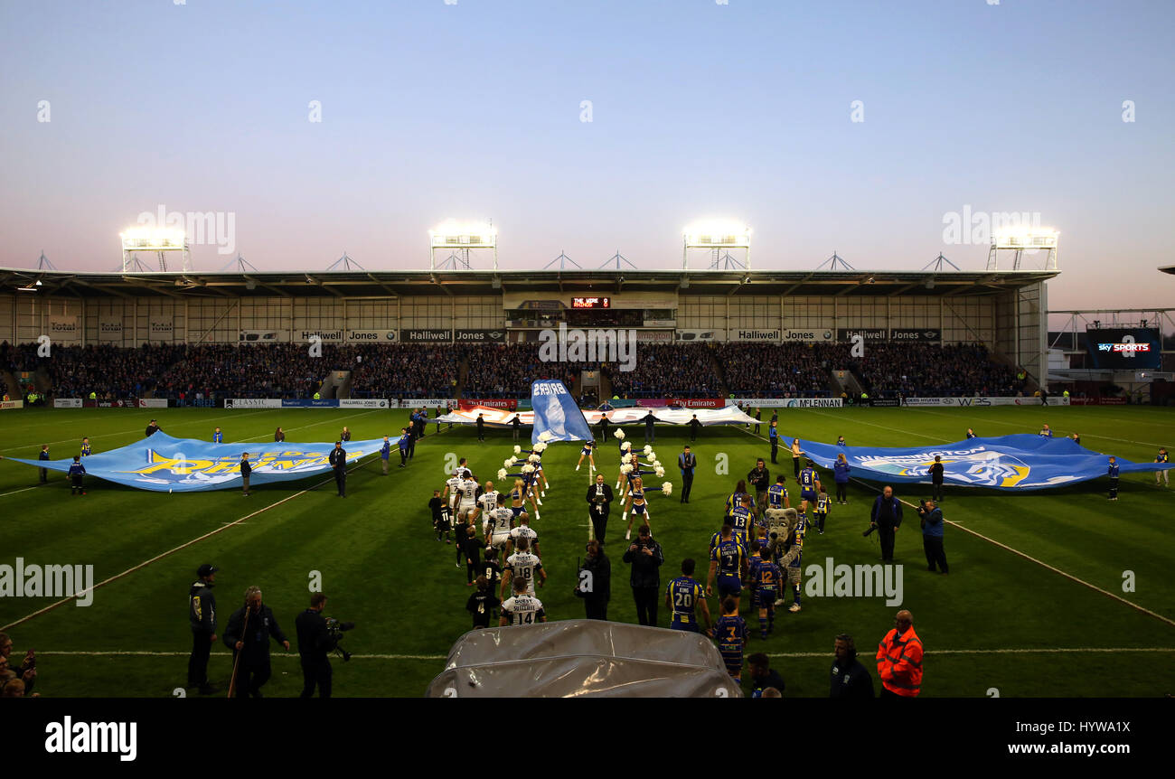 Leeds rinoceronti e Warrington Lupi a piedi all'inizio del Betfred Super League match al Halliwell Jones Stadium, Warrington. Foto Stock