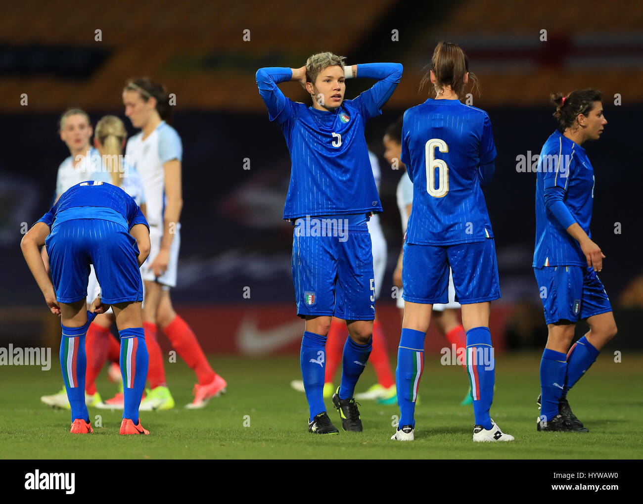 Italia Elena Linari (centro) parla con il compagno di squadra Cecilia Salvai dopo Alice Parisi è stata stretchered off durante la International amichevole a Vale Park, Stoke. Foto Stock
