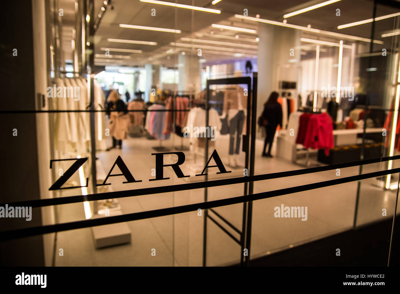 Madrid, Spagna. 7 Apr 2017. Giorno di apertura dei più grandi del mondo di  Zara negozio con 6.000 metri quadrati di Madrid in Spagna. Credito: Marcos  del Mazo/Alamy Live News Foto stock - Alamy