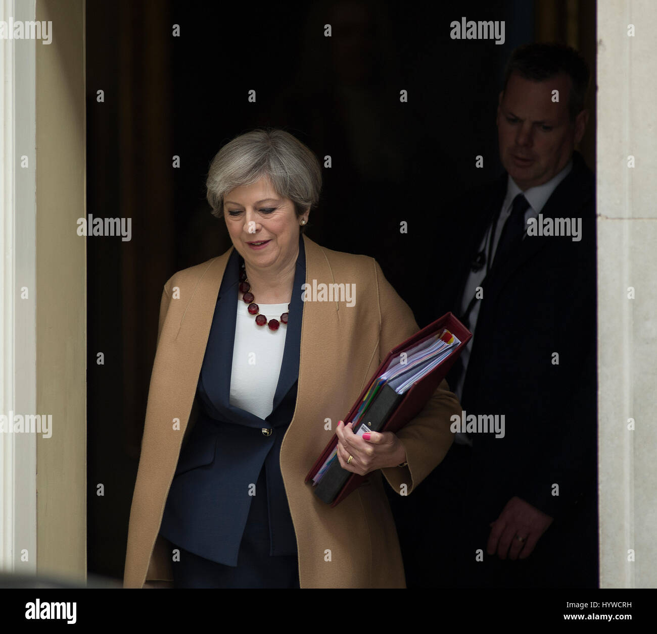 A Downing Street, Londra, Regno Unito. Il 26 aprile, 2017. Il primo ministro Theresa Maggio non lascia 10 a frequentare il primo ministro di domande al Parlamento. Credito: Malcolm Park/Alamy Live News Foto Stock