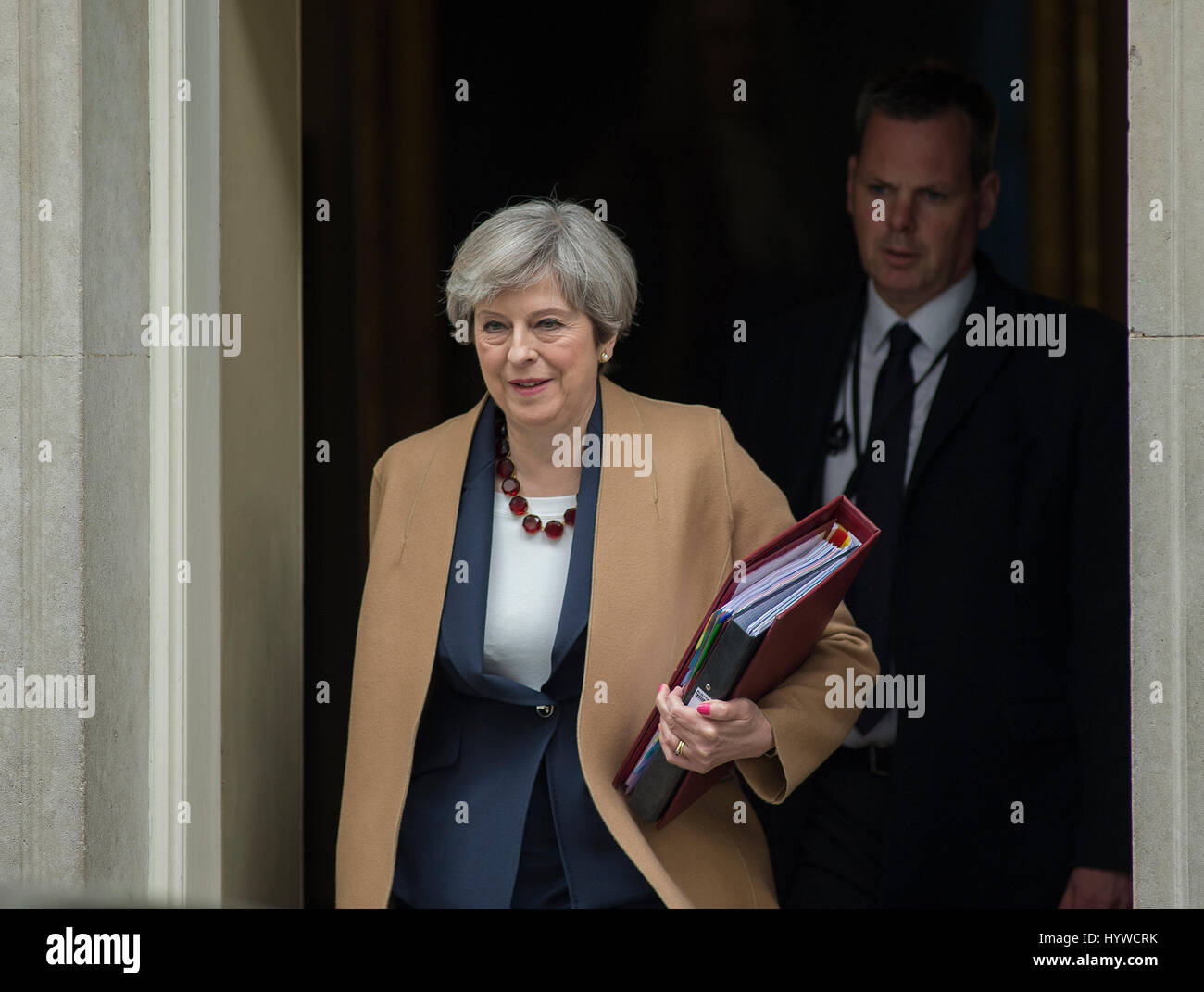 A Downing Street, Londra, Regno Unito. Il 26 aprile, 2017. Il primo ministro Theresa Maggio non lascia 10 a frequentare il primo ministro di domande al Parlamento. Credito: Malcolm Park/Alamy Live News Foto Stock