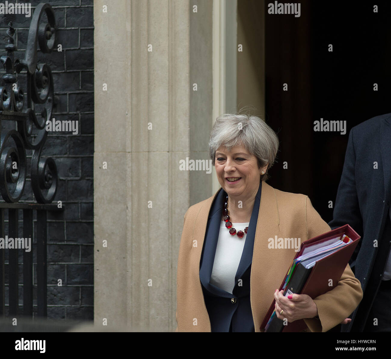 A Downing Street, Londra, Regno Unito. Il 26 aprile, 2017. Il primo ministro Theresa Maggio non lascia 10 a frequentare il primo ministro di domande al Parlamento. Credito: Malcolm Park/Alamy Live News Foto Stock