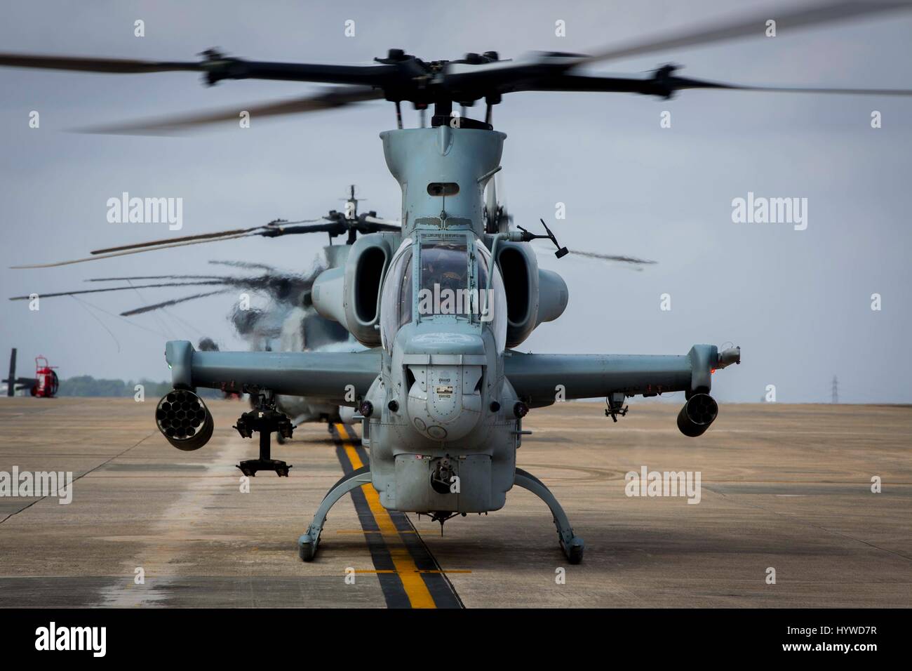 Owinawa, Giappone. 26 apr, 2017. Un U.S. Marine Corps AH-1W Super Cobra elicotteri da attacco inizia la fase di pre-flight controlli, prima di una missione prove generali di esercizio al Marine Corps Air Station Futenma Aprile 26, 2017 a Okinawa, Giappone. Stati Uniti Forze in tutta la regione asiatica hanno aumentato la lotta contro le esercitazioni come le tensioni continuano a salire tra gli USA e la Corea del Nord. Credito: Planetpix/Alamy Live News Foto Stock