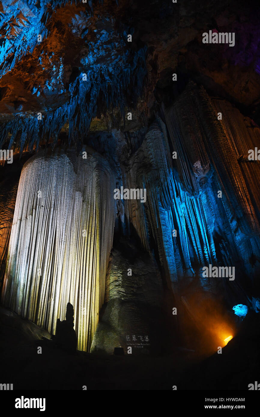 Chongqing. Xxv Aprile, 2017. Una meta turistica denominati " airbag a tendina-come le cascate' è visto in Wulong Furong grotta nel sud-ovest della Cina della Municipalità di Chongqing, 25 aprile 2017. Con i suoi paesaggi carsici, il Wulong Furong Grotta riaperto ai turisti di recente dopo un lavoro di aggiornamento dei dispositivi di illuminazione e di percorsi dal febbraio di quest'anno. Credito: Wang Quanchao/Xinhua/Alamy Live News Foto Stock