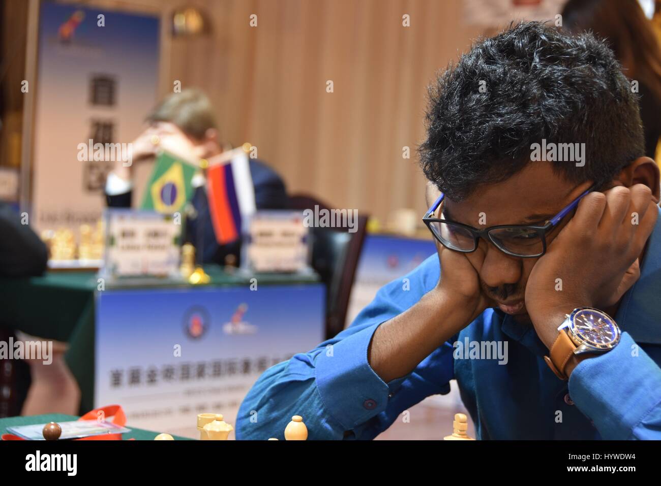 Fufeng, la Cina della provincia di Shaanxi. 26 apr, 2017. Sethuraman S.P. dell India compete durante la prima edizione di BRICS Chess master in Fufeng, Cina nord-occidentale della provincia di Shaanxi, 26 aprile 2017. Credito: Zheng Xin/Xinhua/Alamy Live News Foto Stock