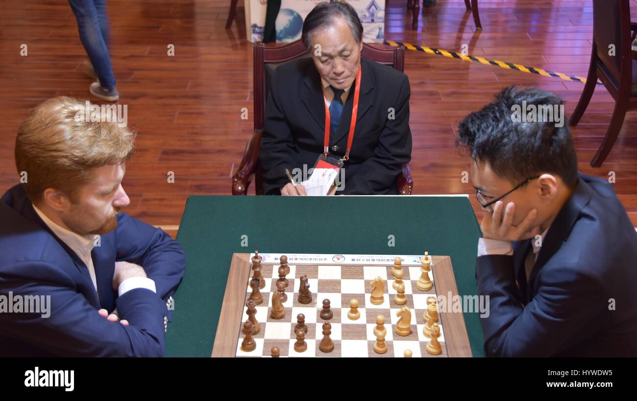 Fufeng, la Cina della provincia di Shaanxi. 26 apr, 2017. Yu Yangyi (R) della Cina e Potkin Vladimir della Russia competere durante la prima edizione di BRICS Chess master in Fufeng, Cina nord-occidentale della provincia di Shaanxi, 26 aprile 2017. Credito: Zheng Xin/Xinhua/Alamy Live News Foto Stock