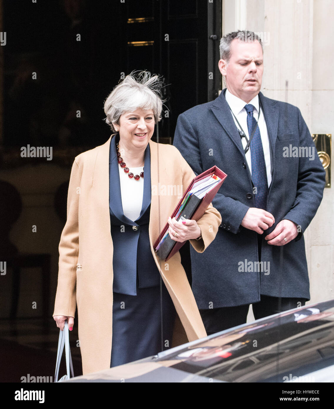 Londra, Regno Unito. Il 26 aprile, 2017. Theresa Maggio, Prime Miniser, foglie 10 Dowing Street per il primo ministro ' il Tempo delle interrogazioni alla House of Commons Credito: Ian Davidson/Alamy Live News Foto Stock