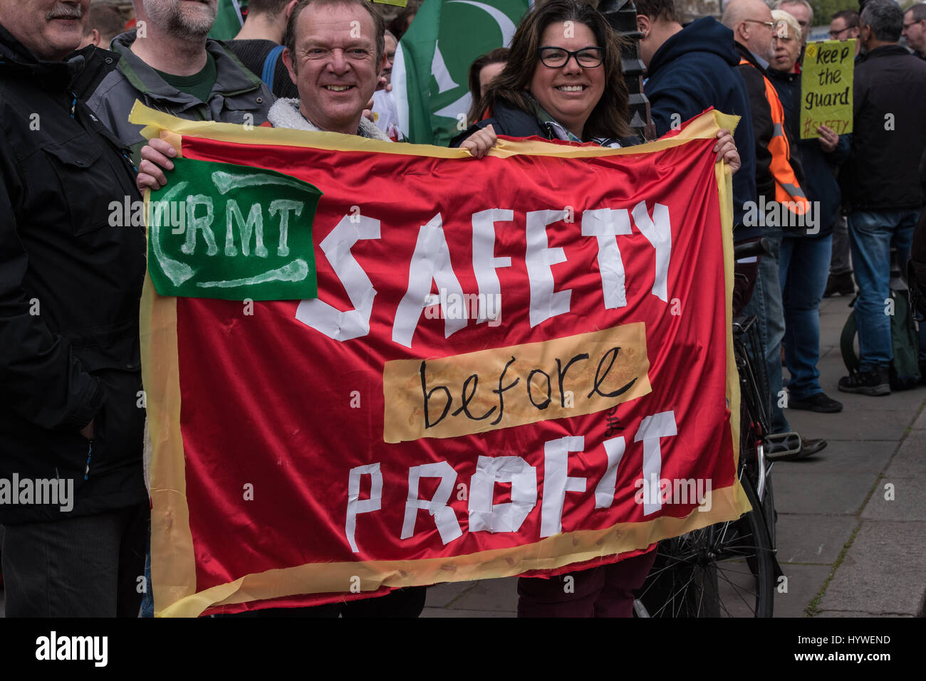 Londra, Regno Unito. Il 26 aprile, 2017. La ferrovia, del trasporto marittimo e il trasporto Unione (RMT) tenere una manifestazione di protesta al di fuori della Camera dei comuni a sostegno del lavoro in corso controversia sulle protezioni su treni. Credito: Ian Davidson/Alamy Live News Foto Stock